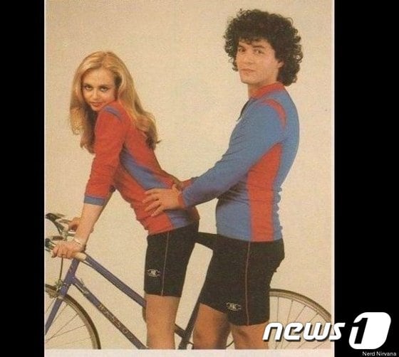 '벗고 찍은 게 아니라구요.' 뒤에 서있는 여자가 나체로 사진을 찍은 것 같지만, 자세히 보면 두 사람의 팔이 겹쳐져 생긴 눈의 착각이다. (Huffington Post) © News1 