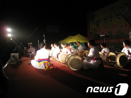 지난해 한 여름 밤의 푸른음악회 모습.(사천시 벌용동주민자치위원회 제공) © News1 