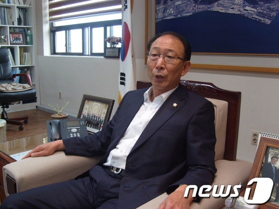 울산 동구의회 장만복 의장이 지난 18일 의장실에서 진행된 뉴스1과의 인터뷰에서 후반기 원 구성 과정을 설명하고 있다. © News1 