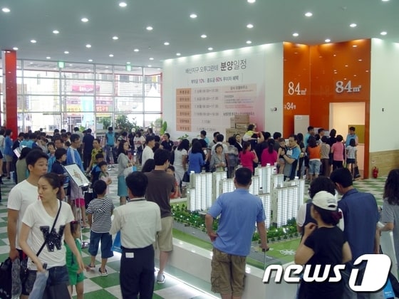 전북 익산시 인화동에 위치한 제일건설 '오투그란데' 견본주택을 찾은 방문객들이 둘러보고 있다. © News1