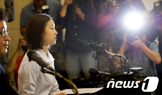 피겨여왕 김연아가 2일 오후 서울 태릉선수촌에서 긴급 기자회견을 하고 있다. 2012.7.2/뉴스1 © News1 이명근 기자