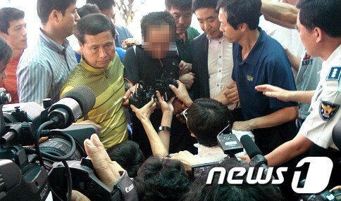 22일 통영에서 실종됐던 한아름양(10)의 살해범 용의자 김모씨(45)가 검거돼 경남 통영경찰서로 압송되고 있다. © News1 서용찬 기자