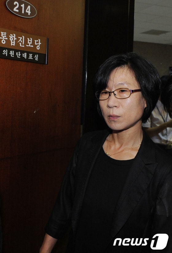 통합진보당 김제남 의원이 23일 오전 서울 여의도 국회 당 의정대표단에서 이석기ㆍ김재연 의원 제명처리를 위한 의원총회를 위해 회의장으로 들어오고 있다. 한편 심상정 원내대표는 모두 발언을 통해 