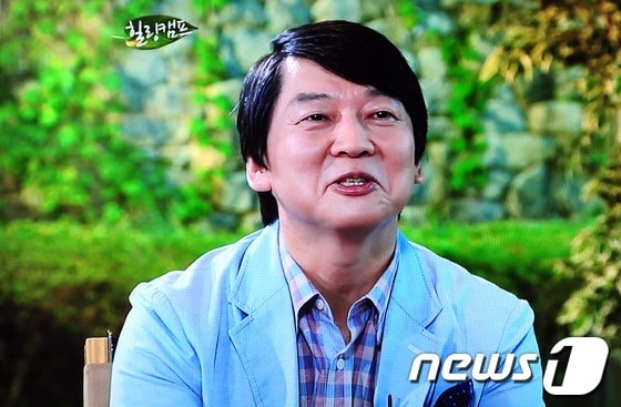 범야권 유력 대선 주자인 안철수 서울대 융합과학기술대학원장이 23일 밤 방송된 SBS 예능프로그램인 &#39;힐링캠프&#39;에 출연했다.&#40;SBS화면 캡쳐&#41; 2012.7.23/뉴스1 © News1 