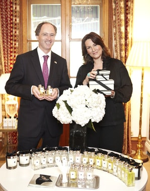 영국대사관저에 서 론칭 행사 개최_주한 영국대사와 조 말론 런던 본사에서 온 데비 와일드.(사진=조 말론 런던 제공)© © News1  