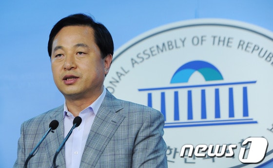 민주통합당 대선경선 후보인 김두관 전 경남도지사가 24일 오후 서울 여의도 국회에서 이명박 대통령의 대국민 사과문 발표와 관련 기자회견을 갖고 있다. 2012.7.24/뉴스1 © News1 양동욱 기자