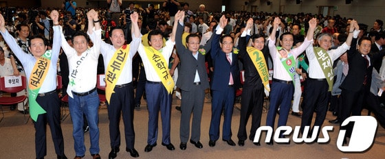 25일 오후 광주광역시 서구 치평동 김대중컨벤션센터에서 열린 민주통합당 제18대 대통령선거 후보자 예비경선 합동연설회에서 (왼쪽부터) 정세균 상임고문, 김영환 의원, 김두관 전 경남지사, 손학규 상임고문, 이해찬 대표, 임채정 선광위원장, 조경태 의원, 박준영 전남도지사. 문재인 상임고문, 김정길 전 행정자치부 장관이 손을 맞잡아 들고 있다.  2012.7.25/뉴스1 © News1 박정호 기자