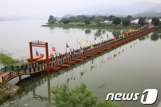 양평 두물머리와 세미원을 잇는 배다리가 건설됐다. /사진제공=양평군 © News1 