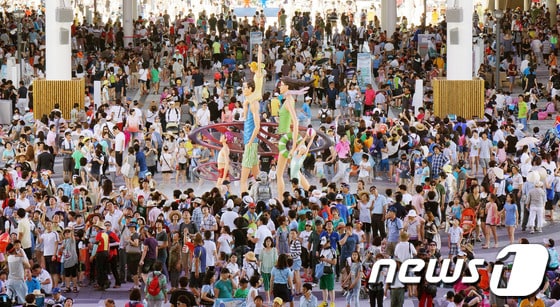 여수엑스포 입장권 할인 이벤트가 잇따르면서 불만의 목소리가 터져나오고 있다. 전국 대부분 지역에 폭염특보가 발효된 지난 29일 오후 여수엑스포장에서 관람객들이 더위를 피해 휴식을 취하고 있다.(여수엑스포 제공) 2012.7.29/뉴스1 © News1 안은나 인턴기자