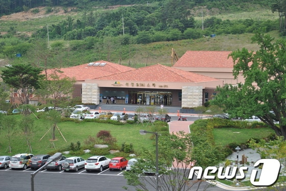 국내 최초의 게르마늄 온천수로 인기를 누렸던 전북 고창 석정온천이 폐쇄 10년만에 다양한 목욕 휴양시설을 갖추고 '고창 웰파크시티 석정 휴스파'로 6일 개장한다.© News1 