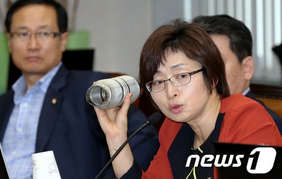민주통합당 은수미 의원이 지난달 30일 서울 여의도 국회에서 열린 환경노동위원회 전체회의에서 자동차부품업체 SJM에서 용역경비들이 노조원들에게 던진 제작부품의 일종인 벨로우즈를 들고 질의를 하고 있다. 2012.7.30/뉴스1 © News1 박정호 기자