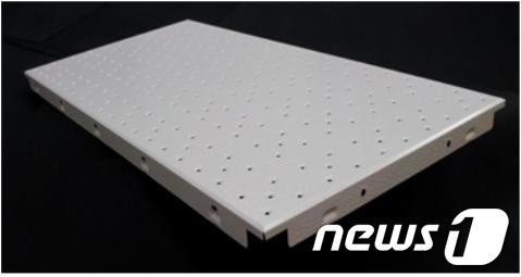 중기청으로부터 우수 성능인증서를 받은 조은데크의 '금속흡음천장재' 제품./사진제공=광주전남중소기업청© News1 