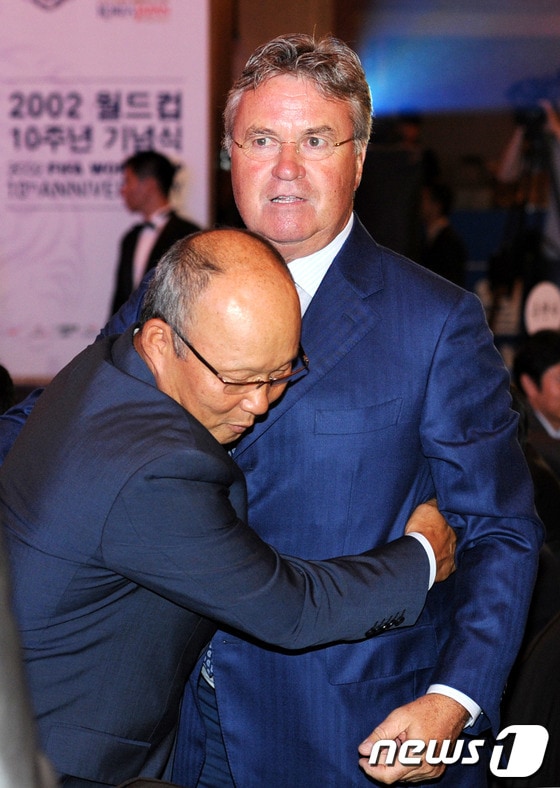 박항서 감독과 히딩크 감독. /뉴스1