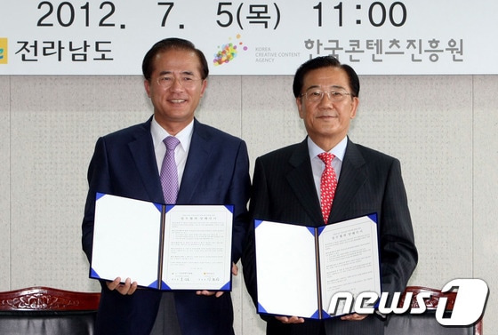 박준영 전남도지사(오른쪽)와 홍상표 한국콘텐츠진흥원장이 5일 업무협약을 체결하고 있다/사진제공=전남도© News1 