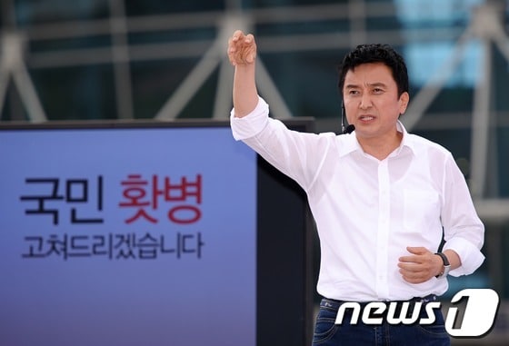 김영환 민주통합당 의원이 5일 오전 경기도 과천시 국립과천과학관에서 대선출마선언을 하고 있다. 이날 대선출마 선언식에 앞서 김 의원은 트위터를 통해 '울화통터지는 대한민국, 홧병을 고치는 대안을 제시하겠다'고 밝혔다. 4선의 김의원은 김대중 정부시절 과학기술부 장관을 역임했다. 2012.7.5/뉴스1 © News1 박철중 기자