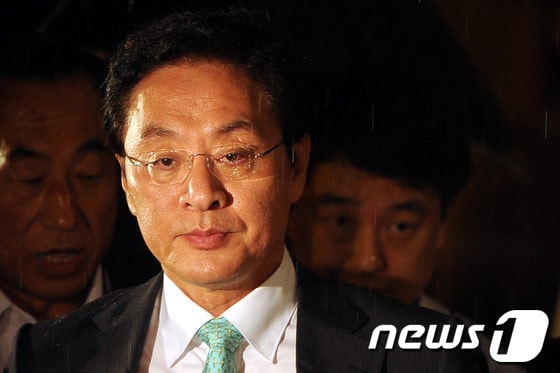 영업정지된 솔로몬저축은행으로부터 억대 금품을 수수한 의혹을 받고 있는 정두언 새누리당 의원이 참고인성 피의자 신분으로 5일 오후 서울 서초구 서초동 대검찰청에서 조사를 받은뒤 검찰청사를 나서고 있다.2012.7.5/뉴스1 © News1 이광호 기자