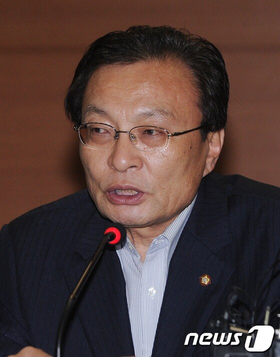 민주통합당 이해찬 대표가 6일 오전 세종시 조치원읍 세종시청에서 열린 최고위원회의에 참석해 모두발언을 하고 있다. 이 대표는