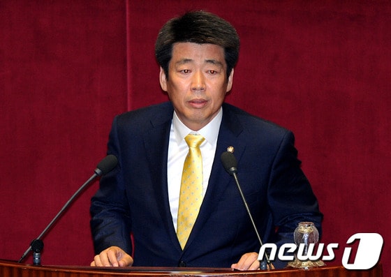                       국회 환경노동위원장에 선출된 민주통합당 신계륜 의원이 9일 오후 서울 여의도 국회 본회의장에서 당선 인사를 하고 있다. 2012.7.09/뉴스1 © News1 박정호 기자