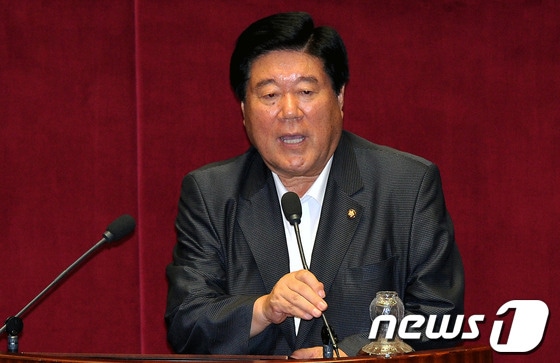 국회 농림수산식품위원장에 선출된 민주통합당 최규성 의원이 9일 오후 서울 여의도 국회 본회의장에서 당선 인사를 하고 있다. 2012.7.09/뉴스1 © News1 박정호 기자