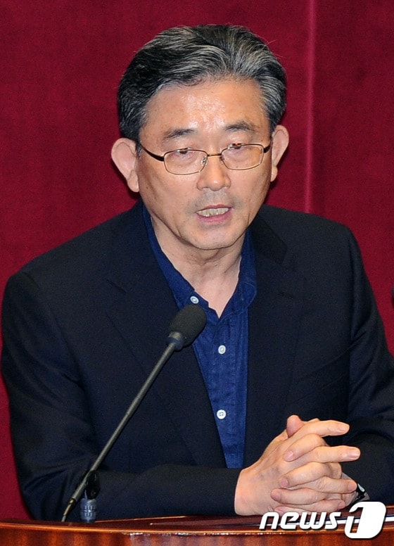                      국회 운영위원회 위원장으로 선출된 새누리당 이한구 원내대표가 9일 서울 여의도 국회 본회의장에서 인사말을 하고 있다. 2012.7.9/뉴스1 © News1 이종덕 기자