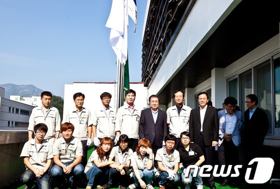 1일 구미시 8월의 기업으로 선정된 (주)케이엠텍 직원들이 회사기 게양식에 참석했다./ 사진제공=구미시 © News1 