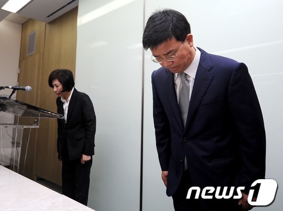 KT 휴대전화 가입자 870만명의 개인정보 유출사고와 관련해 KT 표현명 사장과 정보관리책임자인 송정희 부사장이 지난 8월10일 사과와 함께 재발 방지를 위한 고객 정보보호 강화 방안을 발표했다. © News1 박철중 기자