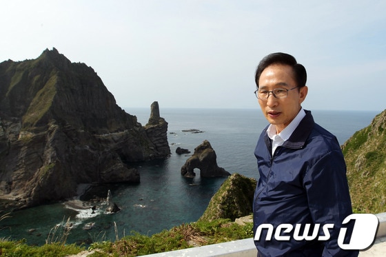 헌정사상 처음으로 독도를 방문한 이명박 대통령이 10일 오후 경찰 관계자의 안내로 섬을 둘러보고 있다. (청와대 제공) 2012.8.10/뉴스1 © News1 오대일 기자