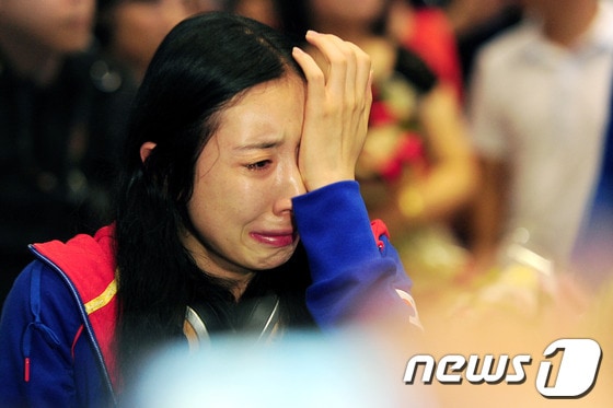 2012 런던올림픽 '1초 오심'에 울었던 신아람이 당시 상대 브르타 하이데만을 제치고 월드컵 정상에 올랐다. 사진은 런던 올림픽을 마치고 귀국하면서 눈물을 흘리는 신아람. © News1