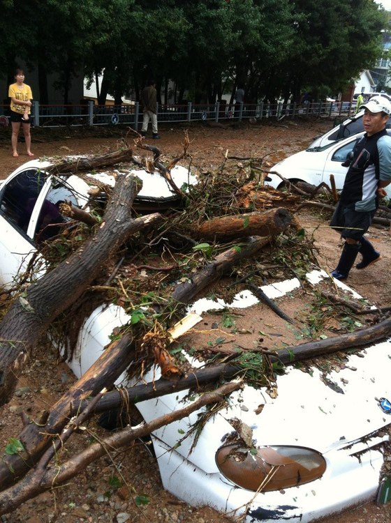 13일 군산에 내린 집중 폭우로 산북동 주공아파트에 주차된 차량이 토사에 묻혀 있다. © News1 김재수