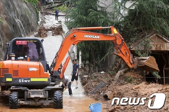 13일 새벽 전북 군산에 내린 국지성 폭우로 도로와 주택이 침수되는 등 피해가 잇따른 가운데 산사태로 인해 진흙탕으로 변한 소룡동 한 아파트에서 복구작업이 한창이다. 2012.8.13/뉴스1 © News1 김재수