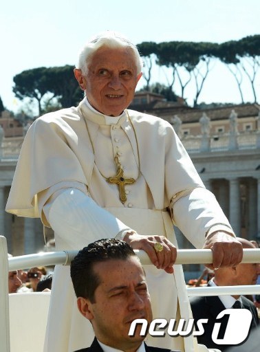 교황 베네딕토 16세와 그의 전 집사인 파올로 가브리엘(아래) © AFP=News1  