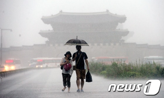 서울 광화문광장에서 우산을 쓴 시민들이 발걸음을 재촉하고 있다. © News1 박세연 기자