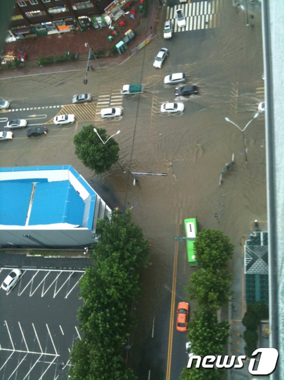 광복절인 지난해 8월 15일 서울 지역에 150㎜가 넘는 폭우가 쏟아지면서 시내 곳곳에 침수 피해가 발생했다.  사진은 이날 소셜네트워크에서 크게 회자된 물에 잠긴 강남역 인근 도로. (사진출처=트위터@multitab) © News1   이동원 기자