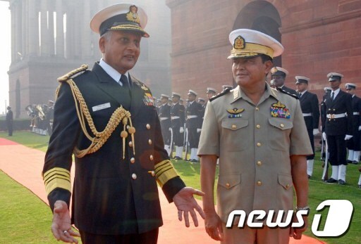 미얀마 부통령으로 임명된 니얀 툰 해군 준장(오른쪽). © AFP=News1