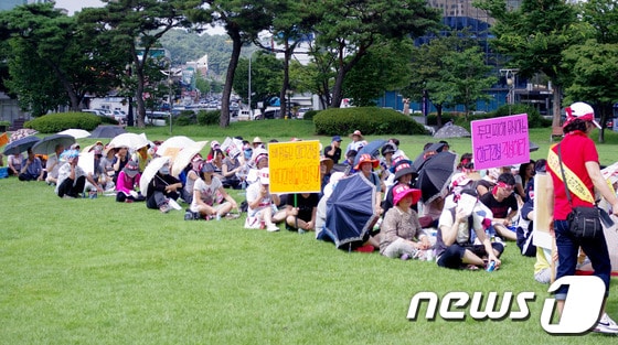 전북 전주시 송천동 진흥더블파크 주민들이 17일 전주시청 앞 광장에서 궐기대회를 열고 아파트 인근에서 진행되고 있는 아파트 신축공사로 인한 피해를 호소하며 보상을 촉구하고 있다. © News1