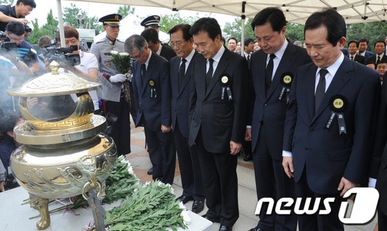 민주통합당 대선 경선 후보들이 8월 18일 오전 서울 동작동 국립현충원에서 열린 故 김대중 대통령 서거 3주기 추도식에 참석해 헌화 후 묵념을 하고 있다. (오른쪽부터) 정세균, 김두관, 손학규, 박준영, 문재인. 2012.8.18/뉴스1 © News1 박지혜 기자