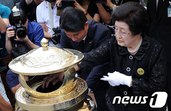 18일 오전 서울 동작구 국립서울현충원에서 열린 故김대중 대통령 서거 3주기 추도식에서 이희호 여사가 분향을 하고 있다. 2012.8.18/뉴스1 © News1   박지혜 기자
