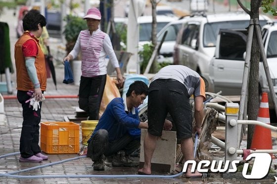 군산시청 직원들이 수해복구 작업을 하고 있다. © News1