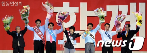 18일 오후 경기도 안양시 동안구 안양실내체육관에서 열린 새누리당 제18대 대통령후보자 선거 경기 합동연설회에서 황우여 대표와 후보자들이 꽃다발을 들고 인사를 하고 있다. 왼쪽부터 김수한 경선관리위원장, 김태호, 안상수, 박근혜, 김문수, 임태희 후보, 황우여 대표. 2012.8.18/뉴스1 © News1 박세연 기자