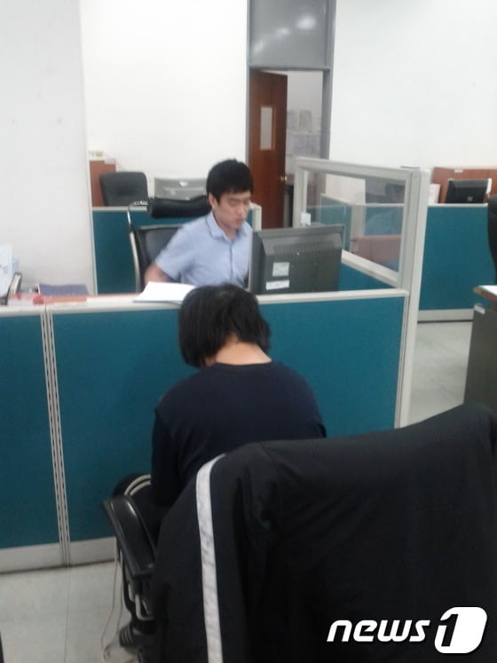 의정부역에서 흉기 난동을 부린 용의자 유모씨가 19일 오후 의정부경찰서에서 조사받고 있다. © News1