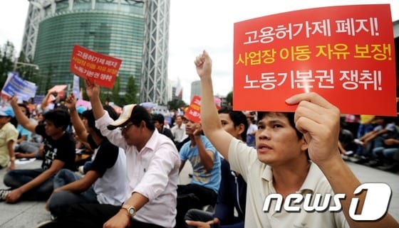 '이주노동자 노예노동 강요하는 고용노동부 지침 철회를 위한 비상대책위원회' 회원들과 이주노동자들이 19일 서울 보신각 앞에서 고용허가제 폐지와 사업장 이동 자유를 요구하고 있다. 2012.8.19/뉴스1 © News1 이정선 기자