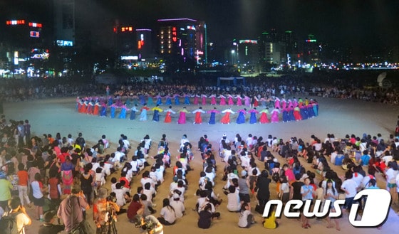                                                                        포항문화원 월월이청청 공연단이 기네스 도전에 앞서 시연을 보이고 있다./최창호 기자© News1 