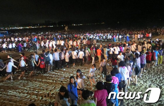                                                                                        시민 1102명이 기네스 도전에 참가하고 있다./최창호 기자 © News1 