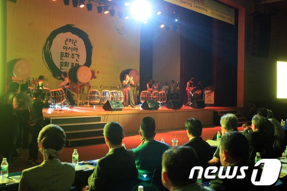 지난해 8월 광주 서구 김대중컨벤션센터에서 열린 ‘2012아시아문화주간 및 아시아문화포럼 개막식’. 광주시 주최, 문화체육관광부 후원으로 광주문화재단이 주관하는 2012아시아문화포럼은 '문화,기술, 그리고 창의성'을 주제로 최광식 문화체육관광부 장관과 강운태 광주시장을 비롯 카자흐스탄, 우즈베키스탄 등 중앙아시아 4개국 문화장·차관 일행, 국내외 문화예술계 인사, 일반시민 등 400여 명이 참석해 열렸다. 2012.8.20 /뉴스1 © News1 김태성 기자