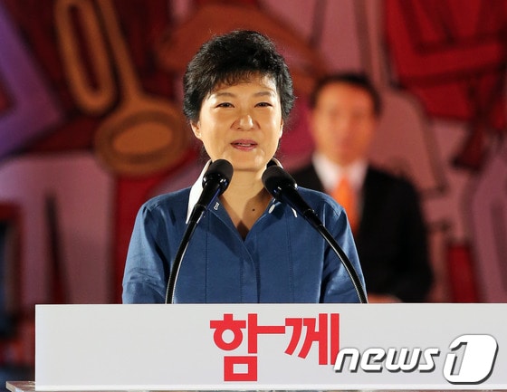 20일 경기 고양시 일산 킨텍스에서 열린 새누리당 제18대 대통령 선거 후보자 지명 전당대회에서 대선후보로 선출된 박근혜 후보가 후보수락 연설을 하고 있다. 2012.8.20/뉴스1 © News1 이종덕 기자