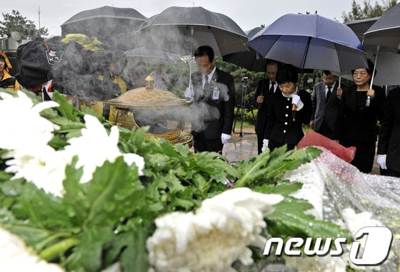 박근혜 새누리당 대선후보가 지난 8월 서울 동작구 국립현충원 김대중 전 대통령 묘소를 참배하고 있다.  © News1 송원영 기자 