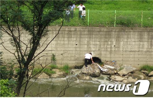 지난 7월31일 바이패스 방류구 시료채취 /사진=한강유역환경청 제공 © News1