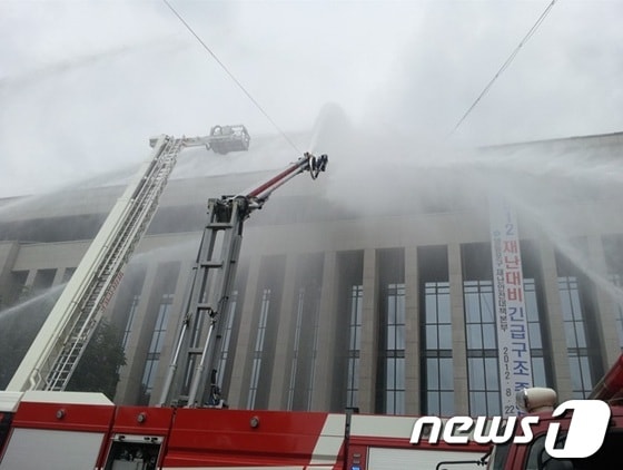 22일 오후 국회 도서관에서 ‘국회 테러·재난대비 긴급구조 종합훈련’이 실시되고 있다. (제공=국회 사무처) © News1 