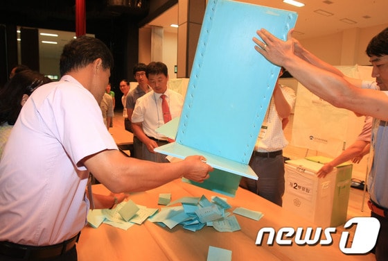 제15대 조선대 총장 선거가 치러지고 있는 23일 오후 조선대 해오름관대강당에서 개표가 이뤄지고 있다. 출사표를 던진 입후보자는 강동완(치의학과)·김하림(중국어문화학과)·서재홍(의학과)·임동윤(의학과)·조병욱(화학공학과) 교수 등 5명이다. 2012.8.23/ 뉴스1 © News1 김태성 기자