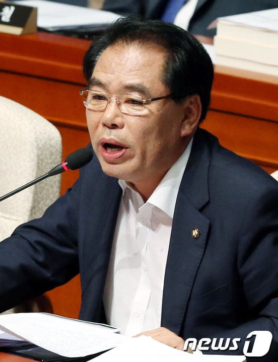 민주통합당 백재현 의원이 24일 오전 서울 여의도 국회에서 열린 예산결산특별위원회 전체회의에 출석해 국무위원들에게 반값등록금과 4대강 관련 질의를 하고 있다. 2012.8.24/뉴스1 © News1 양동욱 기자